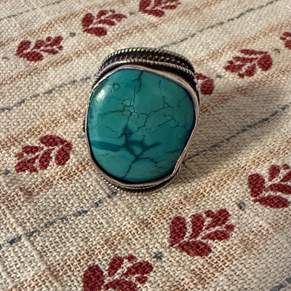 Large Turquoise Stone Ring Set in Detailed Sterling Silver Band - Picture 5 of 8